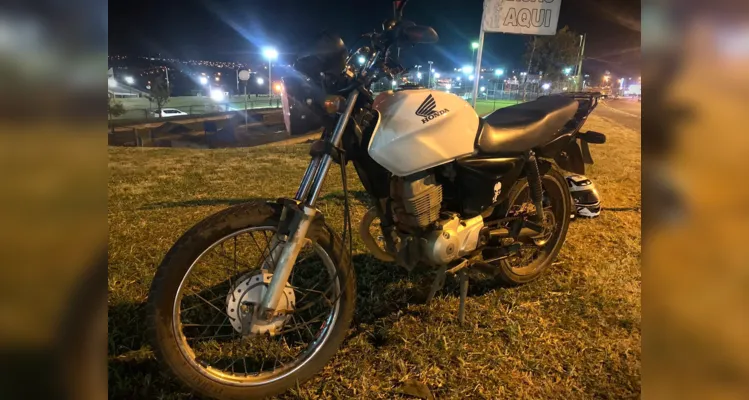 Condutor e garupa da moto tiveram ferimentos leves.