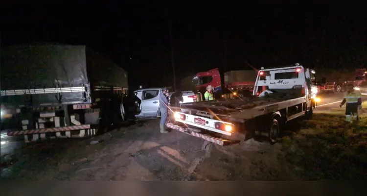 Um guincho precisou ser acionado para retirar o carro do local do acidente.