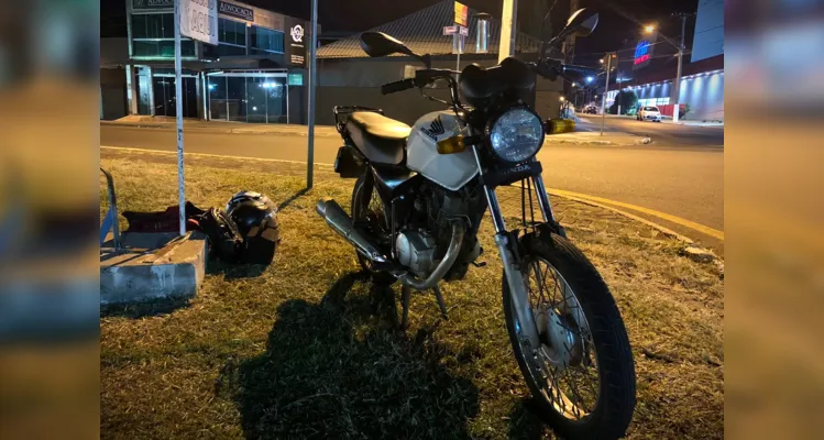 Motocicleta teve danos na parte dianteira, após a colisão.