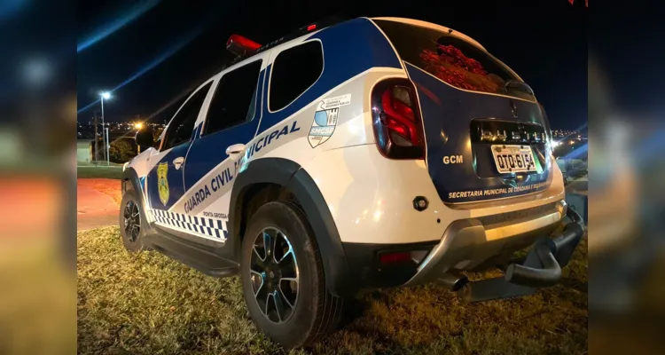 Veículo da Guarda Municipal foi danificado na parte traseira.