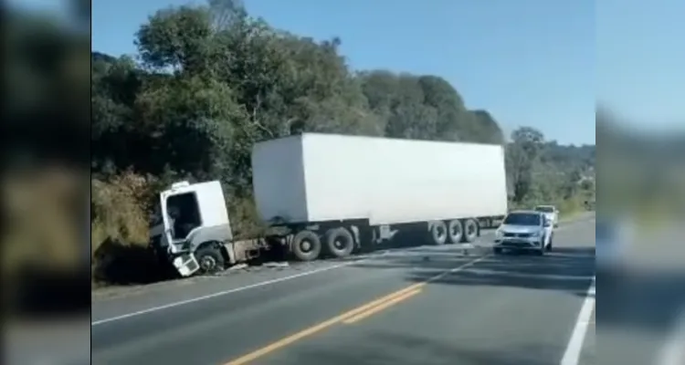 Colisão entre a carreta e carro causou três mortes, segundo o Corpo de Bombeiros