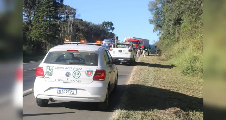 Colisão entre a carreta e carro causou três mortes, segundo o Corpo de Bombeiros