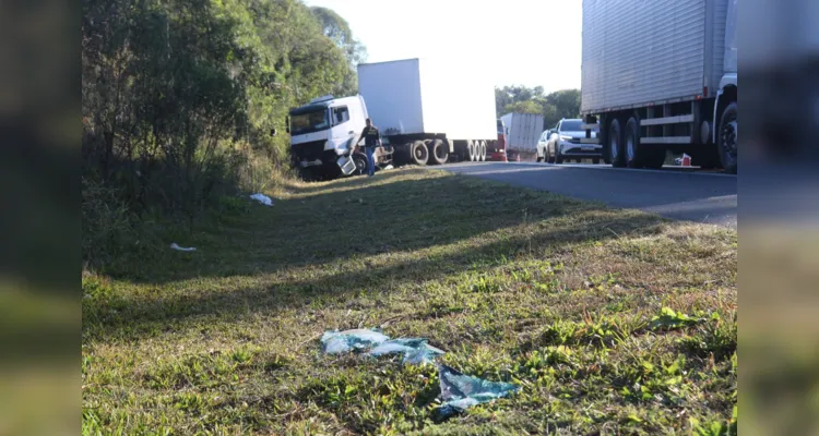 Colisão entre a carreta e carro causou três mortes, segundo o Corpo de Bombeiros