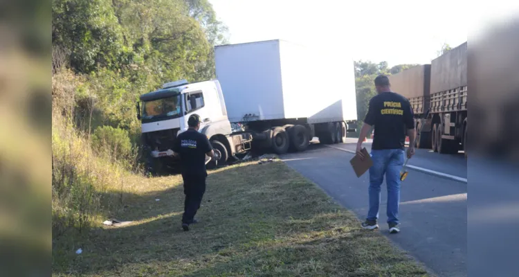 Colisão entre a carreta e carro causou três mortes, segundo o Corpo de Bombeiros