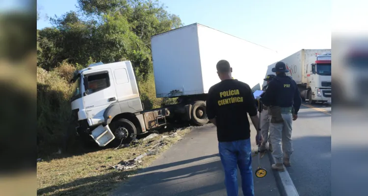 Colisão entre a carreta e carro causou três mortes, segundo o Corpo de Bombeiros