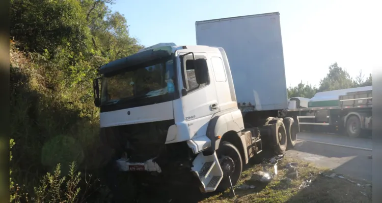 Colisão entre a carreta e carro causou três mortes, segundo o Corpo de Bombeiros