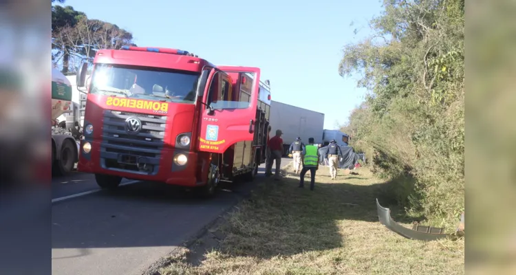 Colisão entre a carreta e carro causou três mortes, segundo o Corpo de Bombeiros