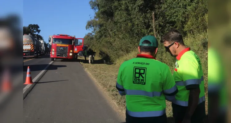 Colisão entre a carreta e carro causou três mortes, segundo o Corpo de Bombeiros