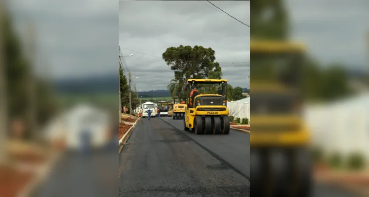 O projeto em andamento prevê a execução de aproximadamente 2,7 quilômetros de asfalto no Jardim Santa Luiza