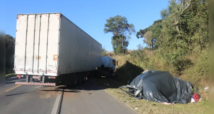 Colisão entre a carreta e carro causou três mortes, segundo o Corpo de Bombeiros