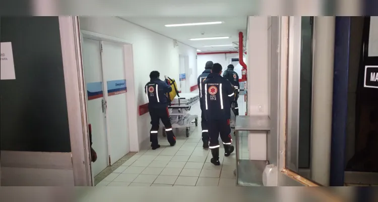 Médicos do Samu acompanharam a vítima até o Hospital Regional de Ponta Grossa.