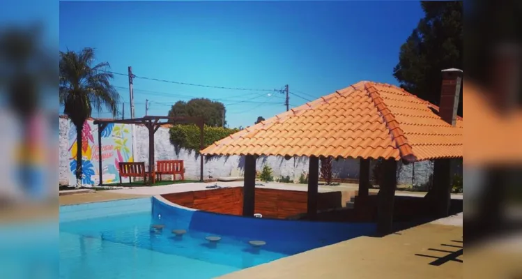 Local conta com uma piscina para aproveitar os dias de calor.