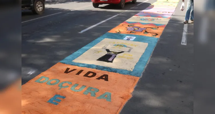 'Corpus Christi' leva fiéis às ruas de Ponta Grossa; veja fotos