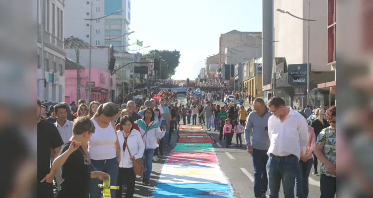 'Corpus Christi' leva fiéis às ruas de Ponta Grossa; veja fotos