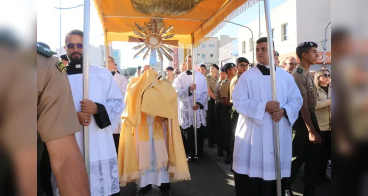 'Corpus Christi' leva fiéis às ruas de Ponta Grossa; veja fotos