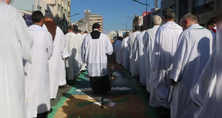 'Corpus Christi' leva fiéis às ruas de Ponta Grossa; veja fotos