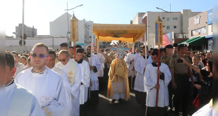 'Corpus Christi' leva fiéis às ruas de Ponta Grossa; veja fotos