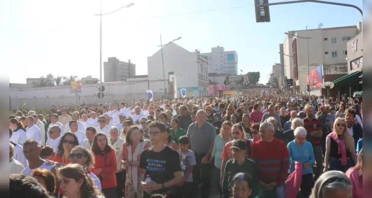 'Corpus Christi' leva fiéis às ruas de Ponta Grossa; veja fotos