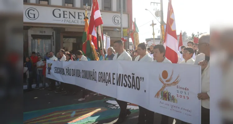 'Corpus Christi' leva fiéis às ruas de Ponta Grossa; veja fotos