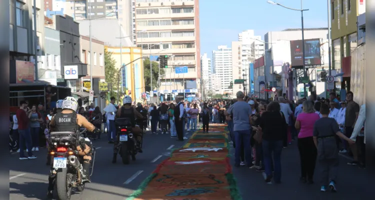 'Corpus Christi' leva fiéis às ruas de Ponta Grossa; veja fotos