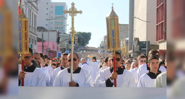 'Corpus Christi' leva fiéis às ruas de Ponta Grossa; veja fotos