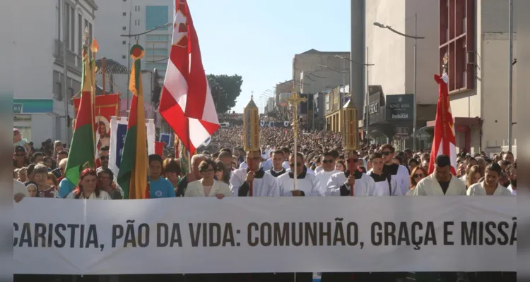 'Corpus Christi' leva fiéis às ruas de Ponta Grossa; veja fotos