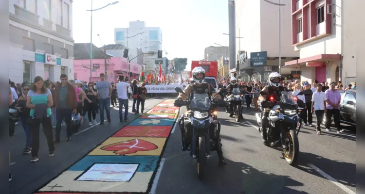 'Corpus Christi' leva fiéis às ruas de Ponta Grossa; veja fotos