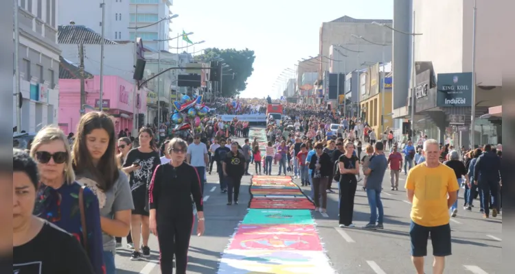 'Corpus Christi' leva fiéis às ruas de Ponta Grossa; veja fotos