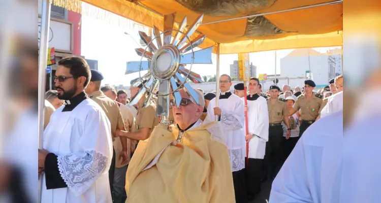 'Corpus Christi' leva fiéis às ruas de Ponta Grossa; veja fotos