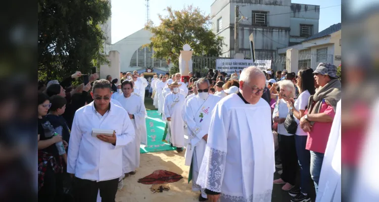 'Corpus Christi' leva fiéis às ruas de Ponta Grossa; veja fotos