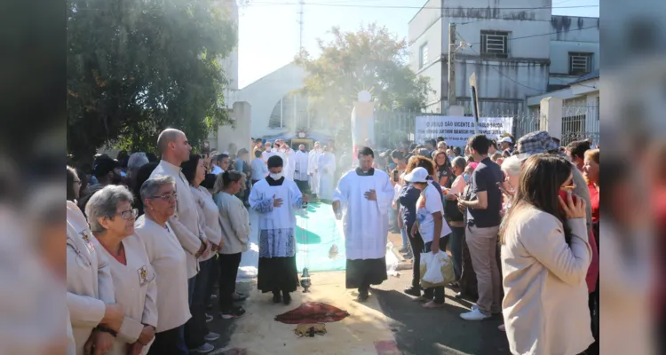 'Corpus Christi' leva fiéis às ruas de Ponta Grossa; veja fotos