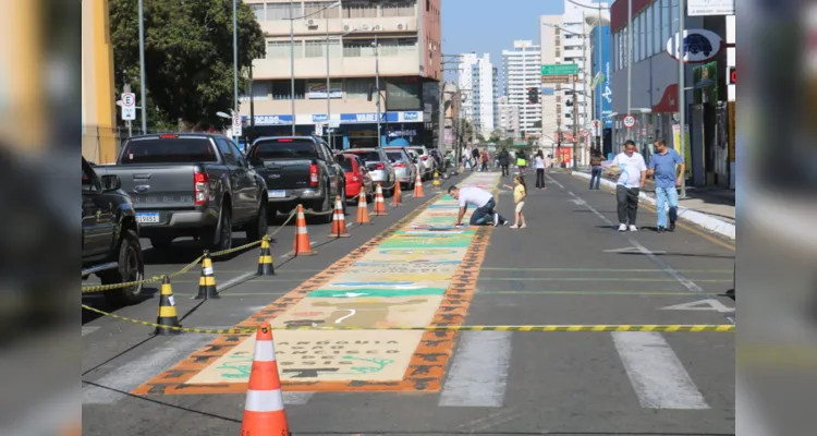 'Corpus Christi' leva fiéis às ruas de Ponta Grossa; veja fotos