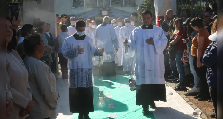 'Corpus Christi' leva fiéis às ruas de Ponta Grossa; veja fotos