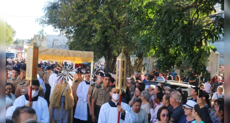 'Corpus Christi' leva fiéis às ruas de Ponta Grossa; veja fotos