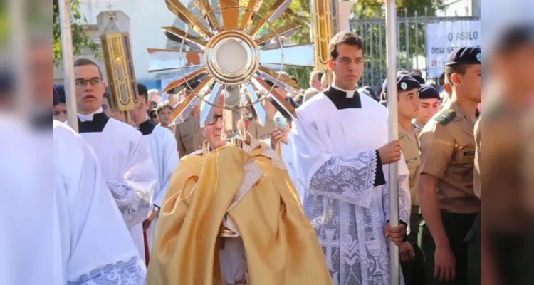 'Corpus Christi' leva fiéis às ruas de Ponta Grossa; veja fotos