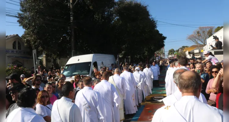 'Corpus Christi' leva fiéis às ruas de Ponta Grossa; veja fotos