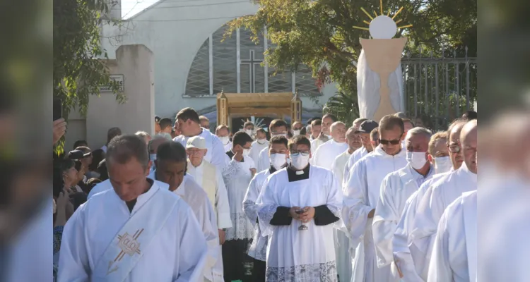 'Corpus Christi' leva fiéis às ruas de Ponta Grossa; veja fotos