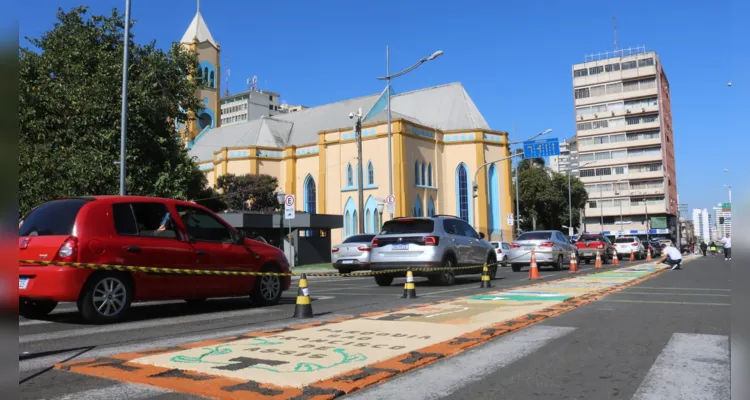 'Corpus Christi' leva fiéis às ruas de Ponta Grossa; veja fotos