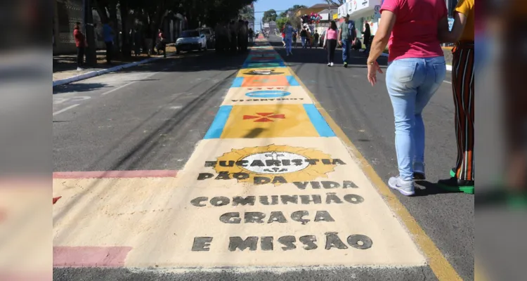 'Corpus Christi' leva fiéis às ruas de Ponta Grossa; veja fotos