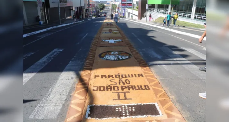 'Corpus Christi' leva fiéis às ruas de Ponta Grossa; veja fotos