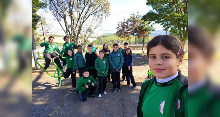 Selfie da aluna Isadora Miranda com os colegas de sala na Praça Silas Gerson Ayres, Vila Kennedy