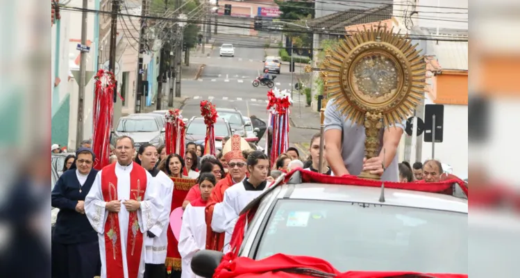 A procissão percorreu o entorno da Catedral, saindo da Casa do Divino