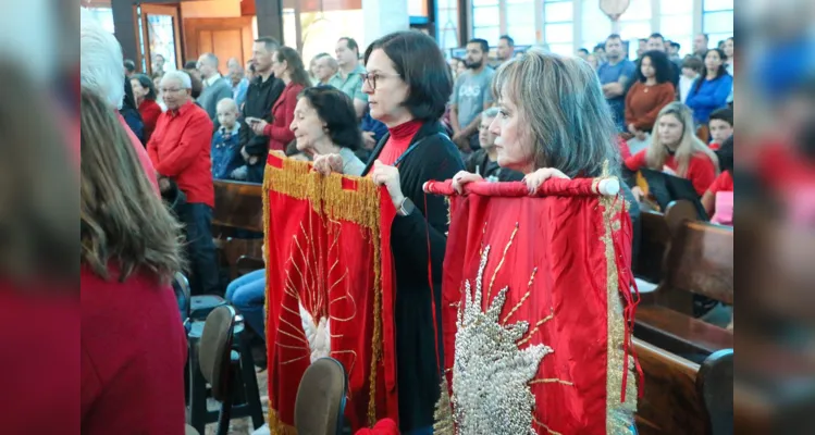 A procissão com as bandeiras e a imagem termina na Catedral Sant’Ana