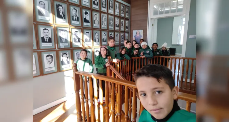 Selfie do aluno Matheus Henrique da Rosa com os colegas da classe na Galeria dos Prefeitos, localizada no segundo andar da Casa da Cultura
