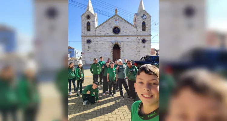 Selfie do aluno Gusttavo Rafael com os colegas em frente a Igreja Bom Jesus da Pedra Fria
