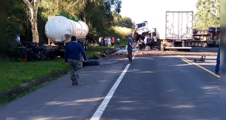 Caminhões se envolvem em gravíssimo acidente na região