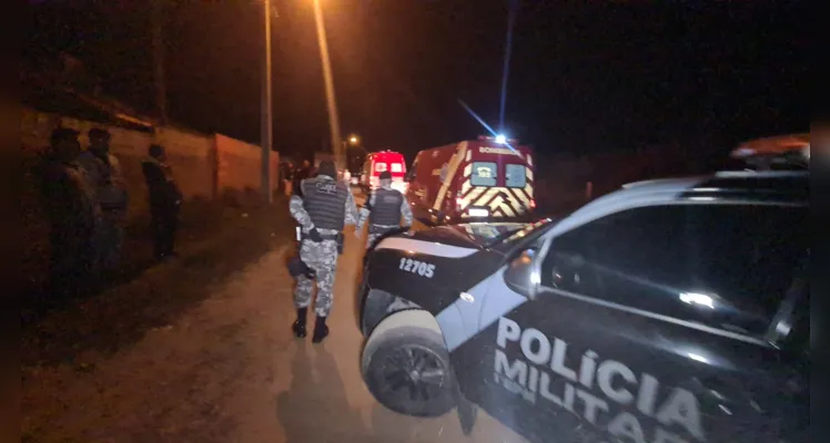 Agentes da Polícia Militar estão no local para acompanhar a ocorrência.