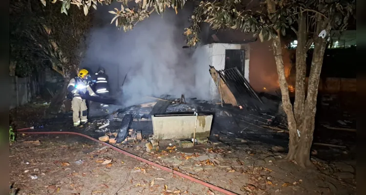 Residência foi completamente tomada pelas chamas.