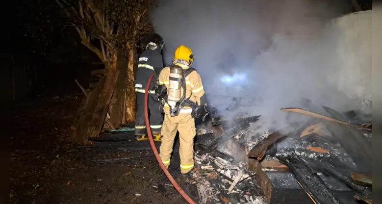 Equipes do Corpo de Bombeiros foram acionadas para atender a situação.