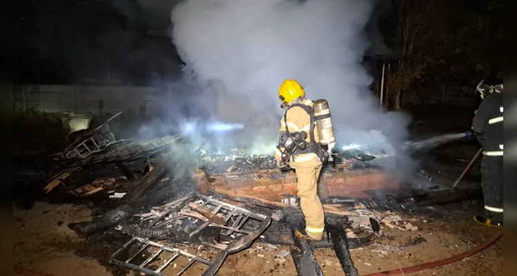 Além dos Bombeiros, equipes da Polícia Militar e da Polícia Científica estiveram no local.